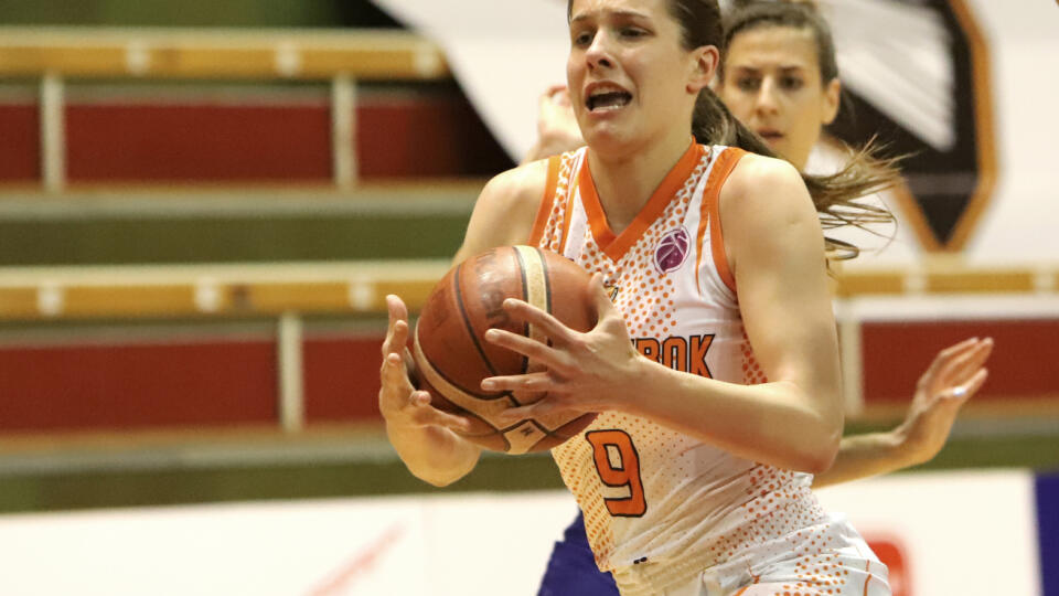 Na snímke Teodora Turudičová (Ružomberok) počas prvého zápasu finále play off Niké Extraligy žien v basketbale medzi MBK Ružomberok - Piešťanské Čajky 17. apríla 2021 v Ružomberku. FOTO TASR - Ján Krošlák