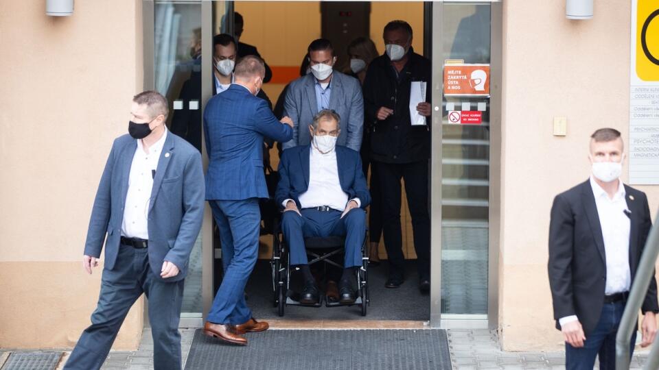 Miloša Zemana previezla do nemocnice sanitka mobilnej jednotky intenzívnej starostlivosti.