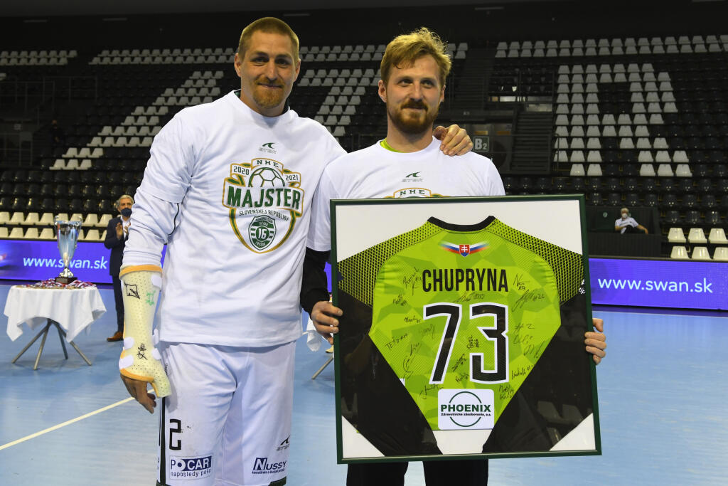 Na snímke kapitán hádzanárov Tatranu Prešov Oliver Rábek a vpravo Igor Čuprina sa lúči s Prešovom v treťom zápase finále play off Niké Handball Extraligy mužov v hádzanej Tatran Prešov – MŠK Považská Bystrica.