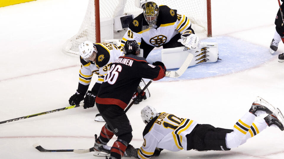 Hokejisti Bostonu Bruins Patrice Bergeron (37) a Anders Bjork (10) sa snažia blokovať strelu Teuva Teravainena z Caroliny Hurricanes, v bránke Bostonu Bruins Jaroslav Halák v treťom zápase štvrťfinále Východnej konferencie zámorskej hokejovej NHL.