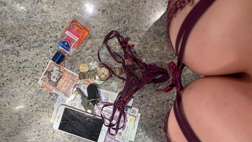 26-ročná sexbomba má na Instagrame už viac ako 600-tisíc fanúšikov a práve touto cestou si hľadá partnera do trojmesačnej karantény. „Hľadám si sexi partner, ktorý nie je chorý na koronavírus, aby so mnou strávil nasledujúce tri mesiace v karanténe,“ napísala k fotografii s nohavičkami obdarená Ruska.
