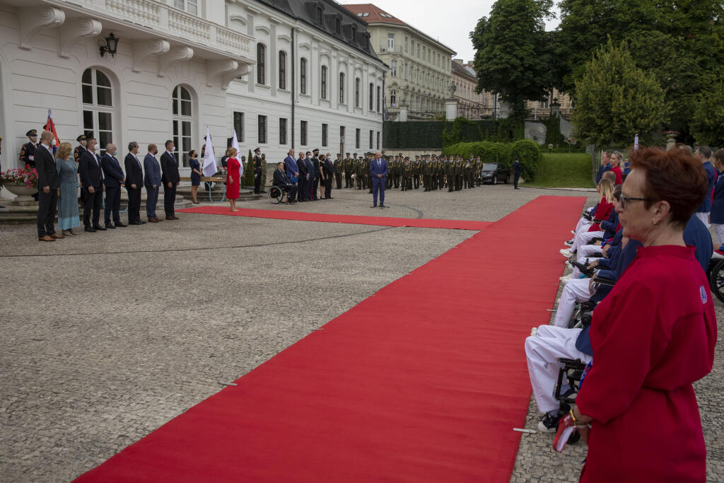Slovenskí oympionici skladajú prisahu do rúk prezidentky Zuzany Čaputovej pred odletom do Tokia.