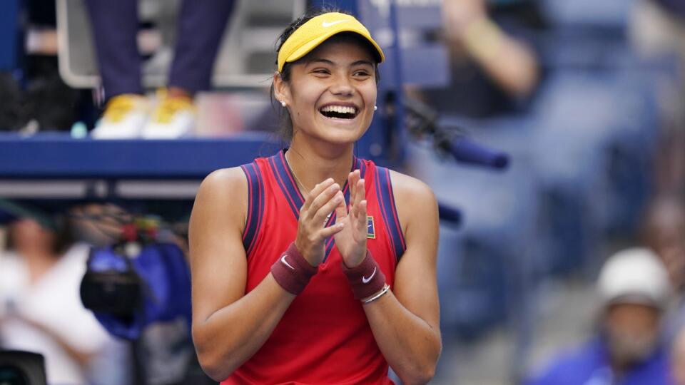 KK3 New York - Britská tenistka Emma Raducanuová sa teší po víťazstve v zápase proti Američanke Shelby Rogersovej v osemfinále dvojhry na grandslamovom tenisovom turnaji US Open v New Yorku 6. septembra 2021. FOTO TASR/AP
Shelby Rogers, of the United States, returns a shot against Emma Raducanu, of Britain, during the fourth round of the US Open tennis championships, Monday, Sept. 6, 2021, in New York. (AP Photo/Seth Wenig)