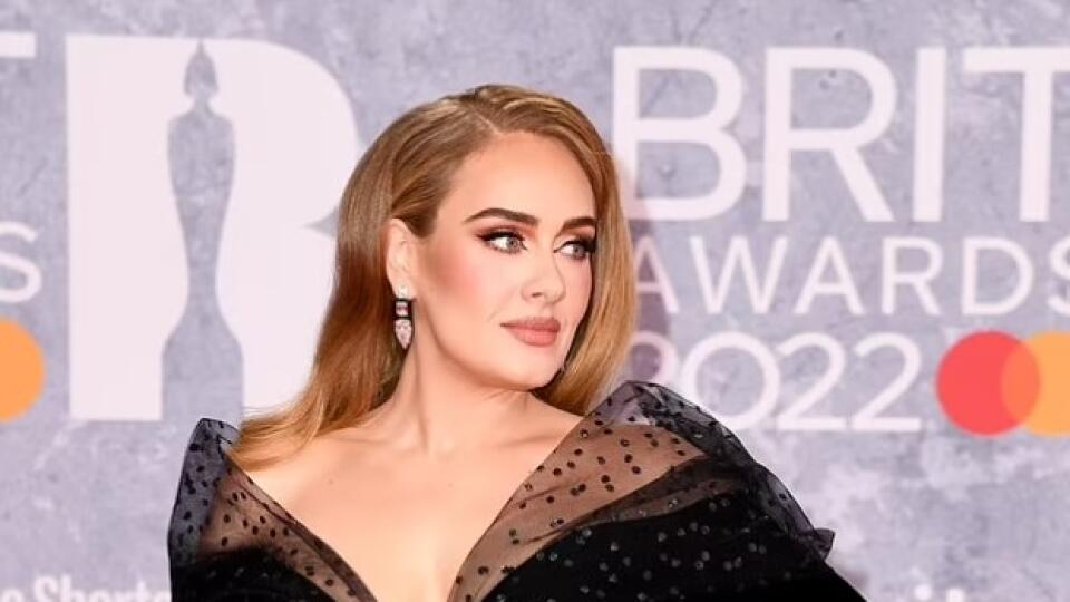 Speváčka Adele mala tento prsteň už počas odovzdávania cien BRIT Awards v roku 2022. Dvojica však zasnúbenie v tom čase nepotvrdila.