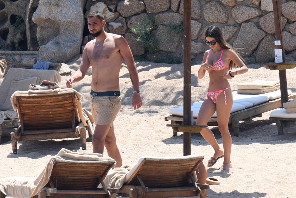 Donnarumma si užíva na dovolenke na Sardínii, spoločnosť mu robí sexi priateľka Alessia.