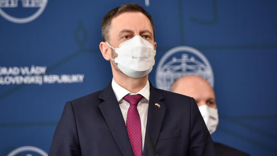 Na snímke predseda vlády SR Eduard Heger počas tlačovej konferencie po skončení mimoriadneho zasadnutia Bezpečnostnej rady SR 24. februára 2022 v Bratislave. FOTO TASR - Pavol Zachar