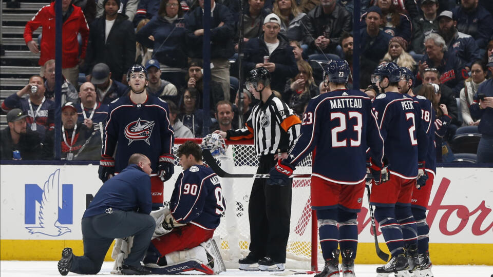 WA 1 Columbus - Zranený brankár Columbusu Blue Jackets Elvis Merzlikins kľačí na ľade počas zápasu zámorskej hokejovej NHL Columbus Blue Jackets - Ottawa Senators v Columbuse 24. februára 2020. FOTO TASR/AP    

Columbus Blue Jackets head athletic trainer Mike Vogt, left, kneels and checks on Elvis Merzlikins (90), of Latvia, after Merzlikins was injured during the second period of an NHL hockey game against the Ottawa Senators, Monday, Feb. 24, 2020, in Columbus, Ohio. (AP Photo/Jay LaPrete)