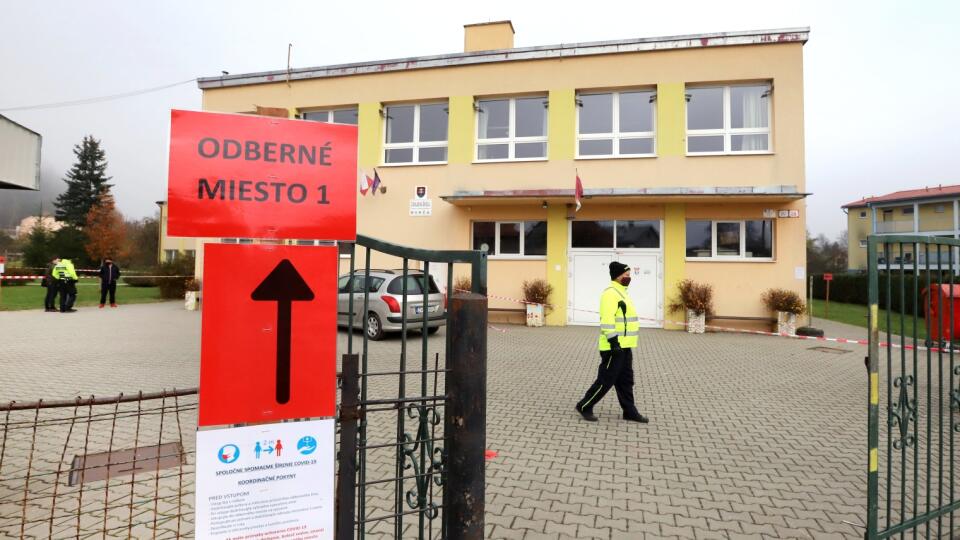 V 45 okresoch v nedeľu pokračovalo druhým a záverečným dňom druhé kolo plošného testovania na ochorenie COVID-19. Ide o tzv. červené okresy, kde počet ľudí s pozitívnym výsledkom testov dosiahol v minulotýždňovom prvom kole testovania hranicu 0,7 percenta. Na snímke odberné miesto v areáli Základnej školy v Budči v okrese Zvolen 8. novembra 2020. FOTO TASR - Ján Krošlák