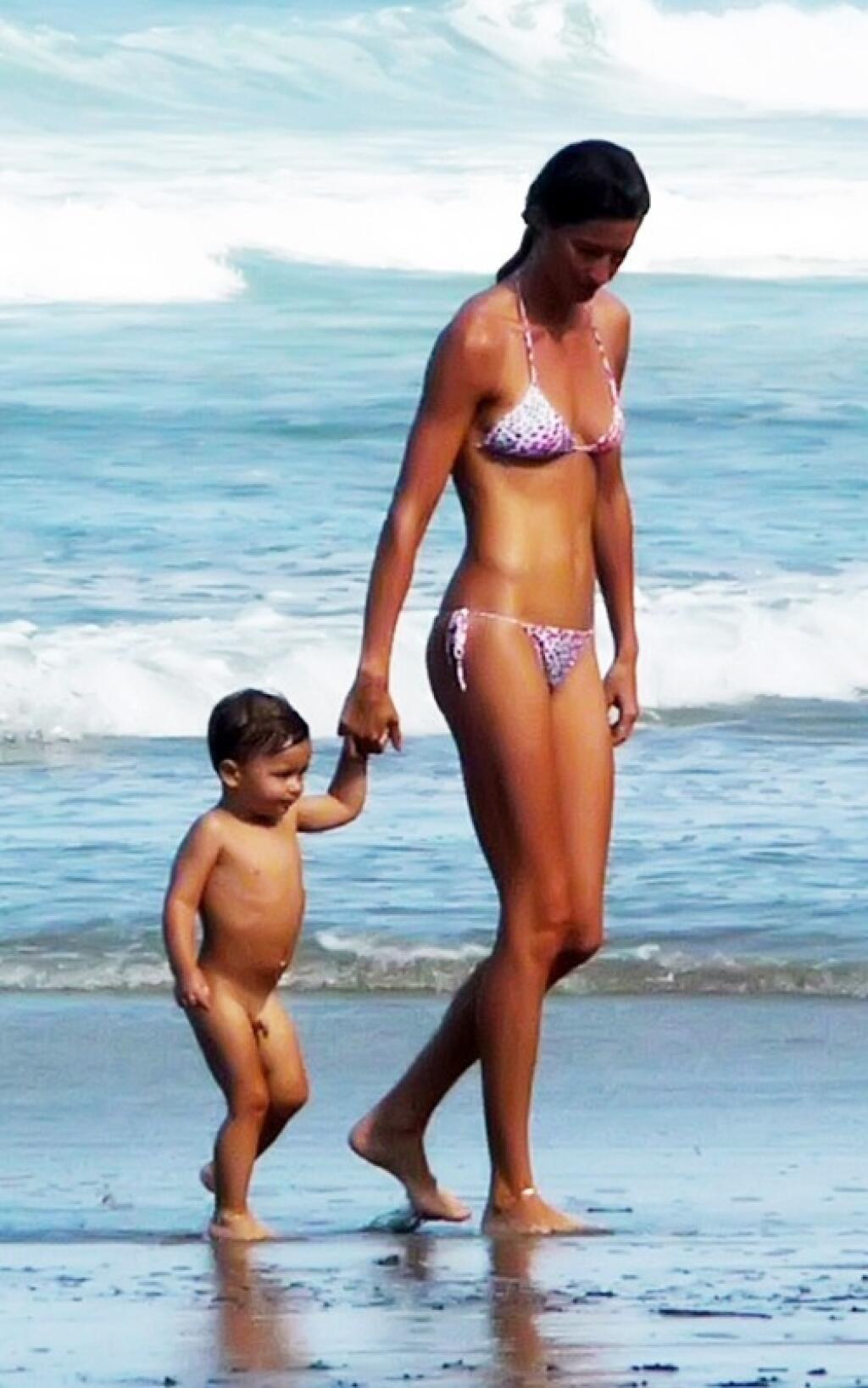сын на пляже голым фото 93