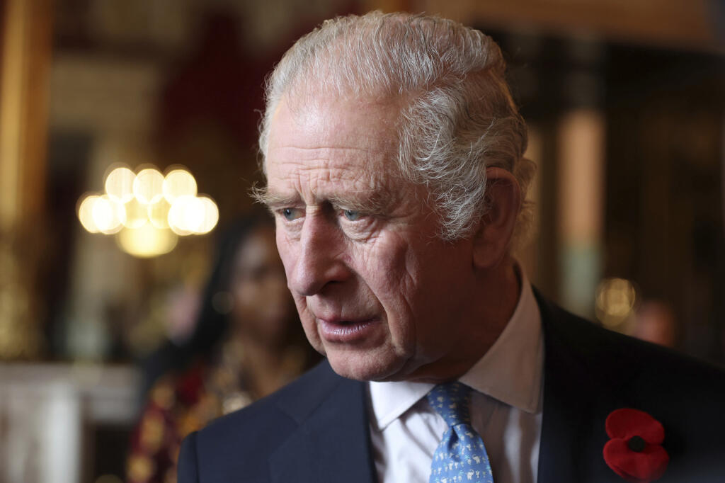 WA 31 archív Londýn - Na archívnej snímke z 2. novembra 2022 britský kráľ Karol III. sa rozpráva s hosťami počas recepcie v Buckinghamskom paláci v Londýne. Britský kráľ Karol III. požiadal v pondelok 14. novembra 2022 parlament, aby pozmenil zákon a umožnil tak ďalším dvom jeho súrodencom konať v jeho mene počas jeho neprítomnosti. Kráľ vo vyhlásení, ktoré v jeho mene prečítali v Snemovni lordov, hornej komore britského parlamentu, žiada, aby sa počet štátnych právnych zástupcov rozšíril o jeho