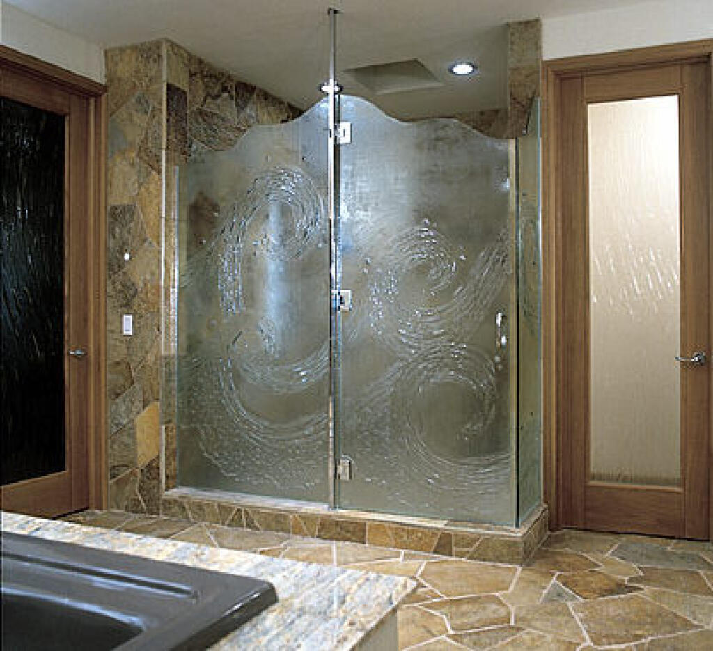 Стеклянные двери в ванну. Матовые стеклянные перегородки в ванную. Стеклянная перегородка для душевой. Стеклянные двери для ванны. Стеклянная дверь в душевую.