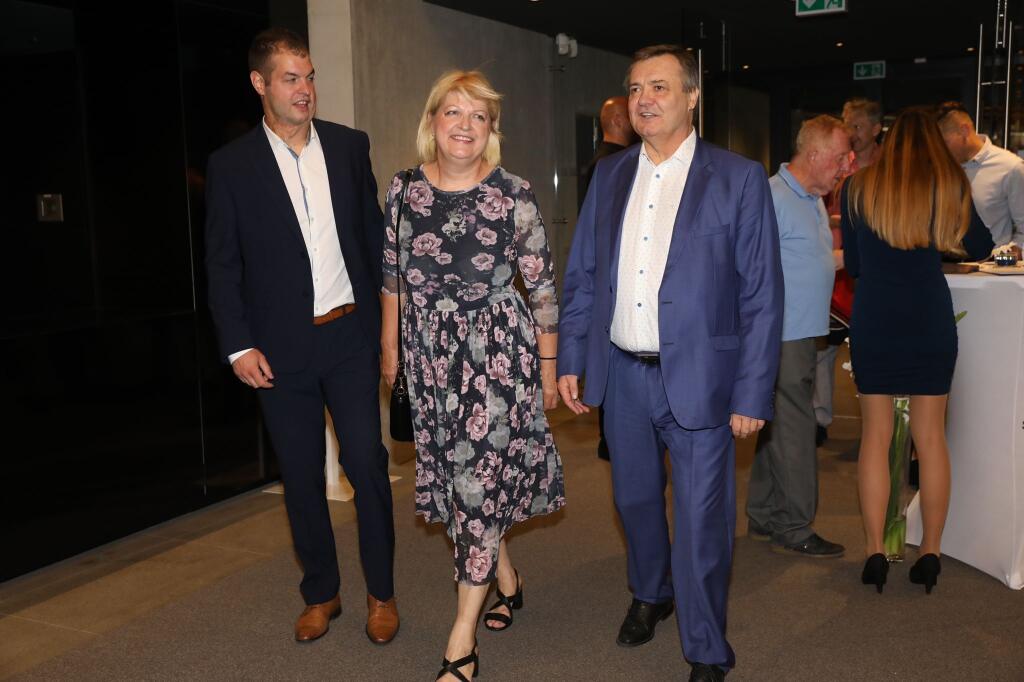 Hokejová legenda Dárius Rusnák prišla v sprievode manželky Evy a syna Ondra.