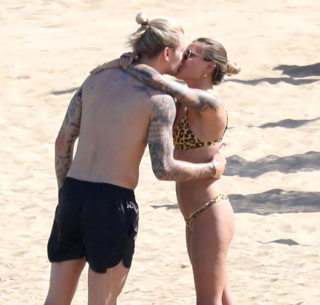 Paparazzi fotografi viackrát striehli na Kariusa na dovolenke. Takto si kedysi užíval s bývalou priateľkou Sofiou. Ich vzťahu však je koniec.