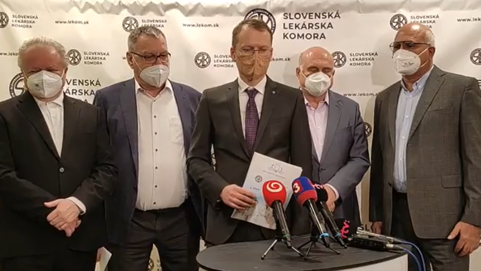 SLK: Neočkovaní by mali mať spoluúčasť pri liečbe covidu
