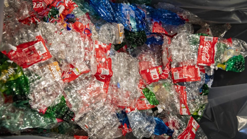 TOMRA Sorting s r.o., firma, zaoberajúca sa výrobou a predajom reverzných predajných automatov na použité nápojové obaly.
Na snímke spracovaný obal, pripravený pre ďalšie spracovanie.
