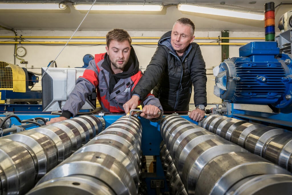 Plechové strechy Maslen. Slovenská rodinná firma, ktorá sa zaoberá výrobou plechových strešných krytín a doplnkov. Na snímke vpravo je Jaroslav Maslen.