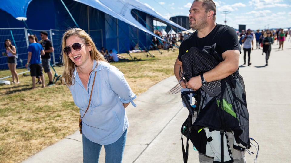 Tretí deň hudobného festivalu "POHODA 2022" na letisku v Trenčíne. Na snímke Natália Milanová s manželom.