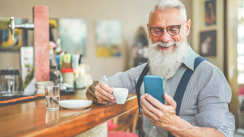 Heureux,Senior,Homme,Utilisation,Smartphone,App,Pendant que,Boire,Café,À l'intérieur