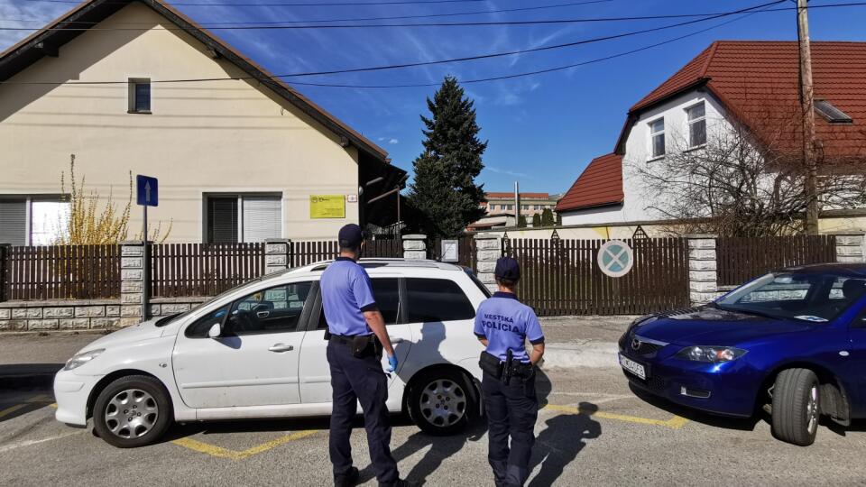 Na snímke zamestnanci Mestskej políce počas hliadkovania pred Domom svätého Martina v Martine, kde sa potvrdili pozitívne výsledky na koronavírus. V Martine dňa 18. apríla 2020. FOTO TASR - Erika Ďurčová