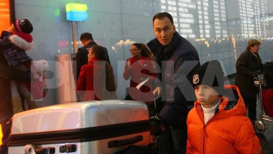 Miroslav Šatan po prílete na viedenskom letisku Schwechat so synom Mirkom.
