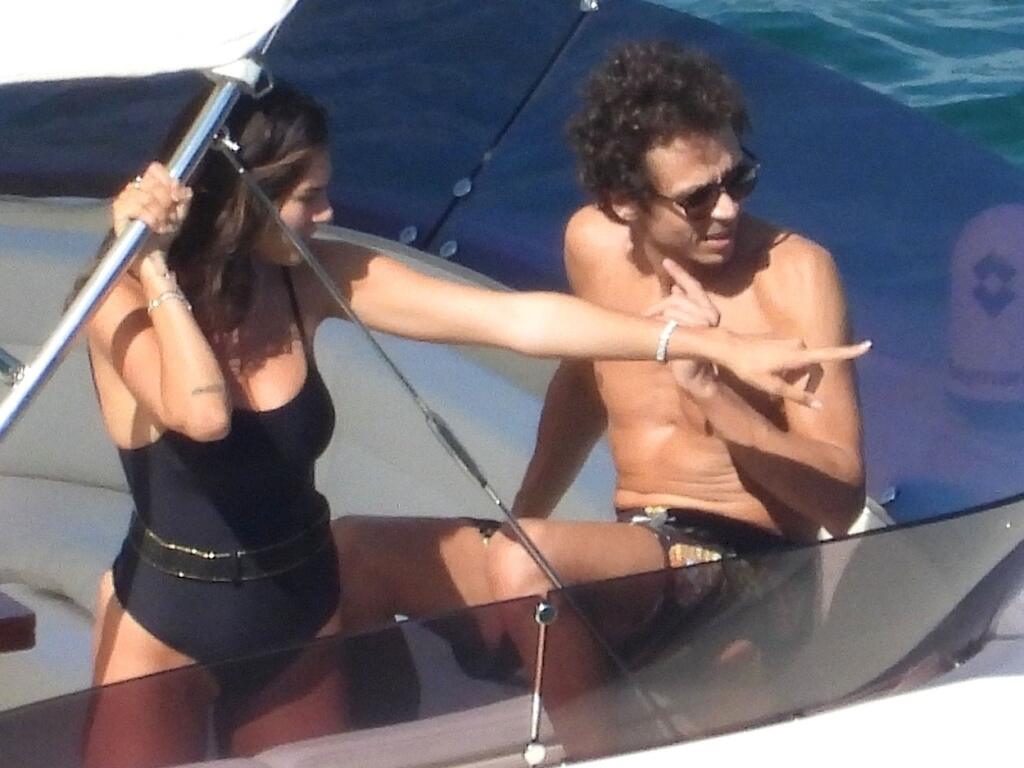 Párik je vďačným objektom paparazzi fotografov, ktorí na Francescu a Valentina striehnu najmä na dovolenke.