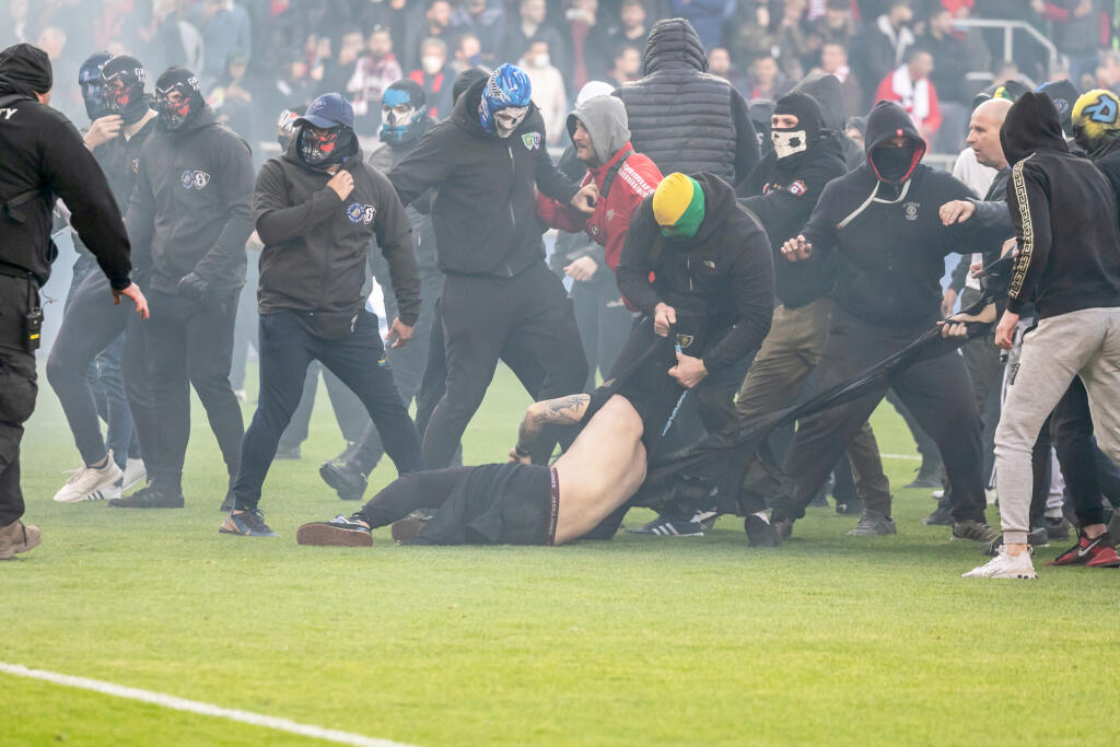 Takto to vyzeralo počas jesenného derby Trnavy so Slovanom. Zo zápasu sa odohrala len necelá štvrťhodina, po nej sa z ihriska stalo bojisko chuligánov.