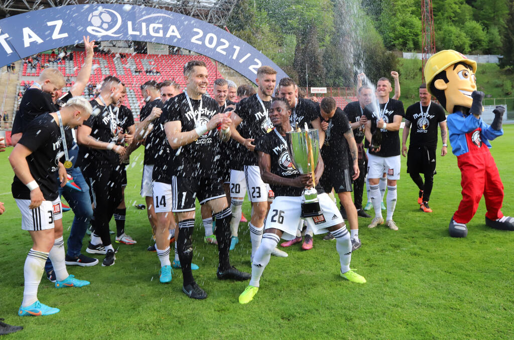 Na snímke hráči Podbrezovej sa tešia s víťaznou trofejou po zápase 29. kola II. ligy vo futbale FK Železiarne Podbrezová - Partizán Bardejov BŠK v Podbrezovej 13. mája 2022. FOTO TASR - Ján Krošlák