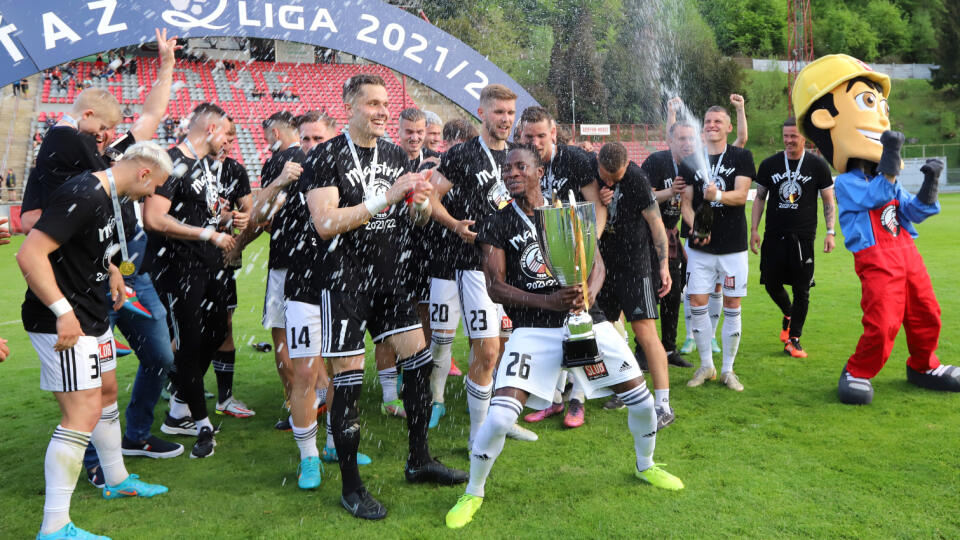 Na snímke hráči Podbrezovej sa tešia s víťaznou trofejou po zápase 29. kola II. ligy vo futbale FK Železiarne Podbrezová - Partizán Bardejov BŠK v Podbrezovej 13. mája 2022. FOTO TASR - Ján Krošlák