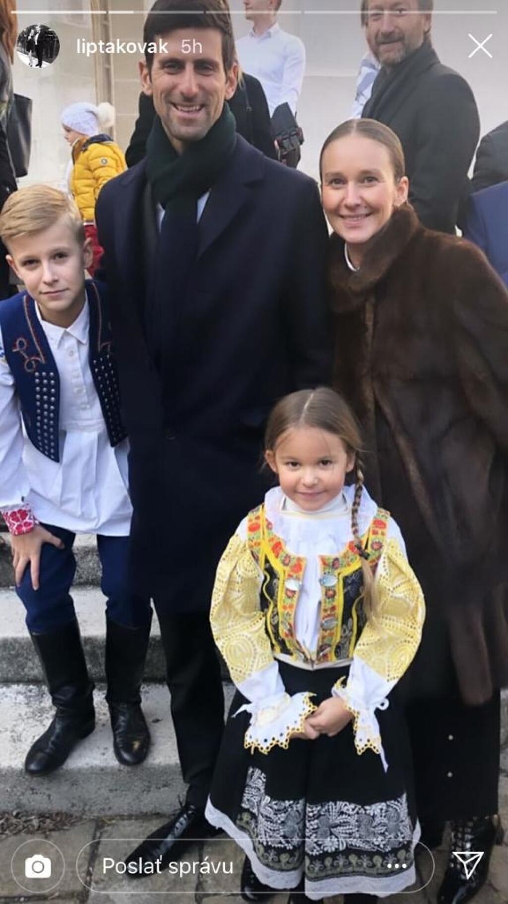 Keď Djokovič zložil slnečné okuliare, ľudia okamžite zistili, že ide o slávneho tenistu.