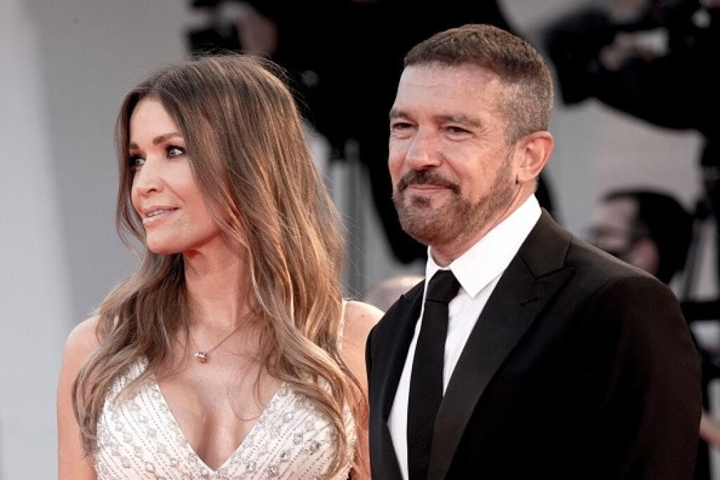 Antonio Banderas na festivale v Benátkach so svojou partnerkou Nicole.