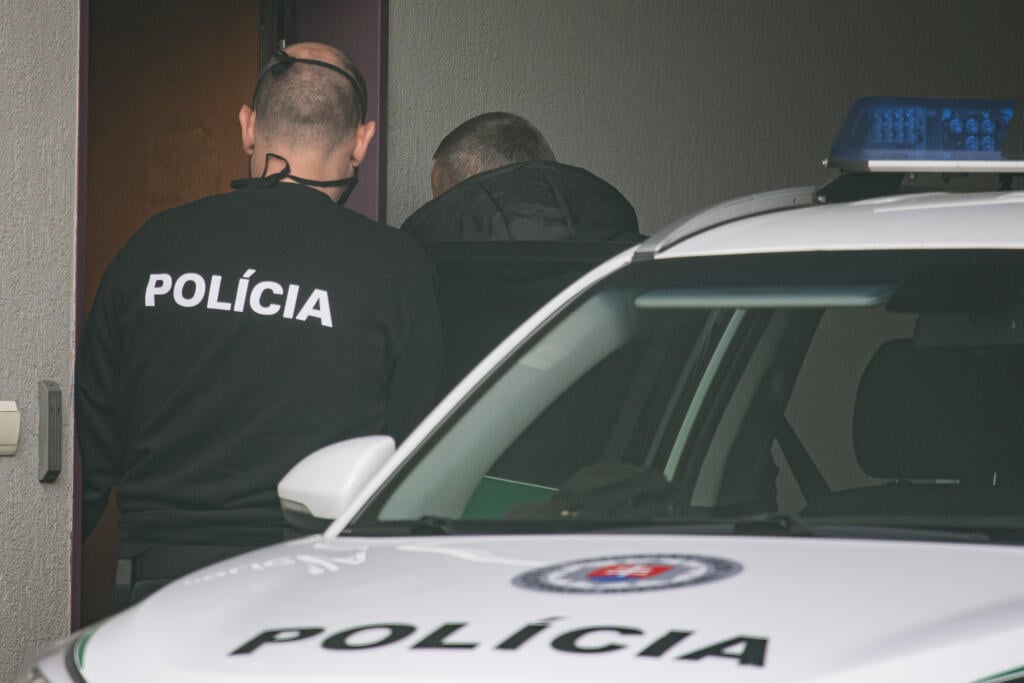 Prokurátor Úradu špeciálnej prokuratúry (ÚŠP) podal v piatok na Špecializovaný trestný súd (ŠTS) v Pezinku návrh na väzobné stíhanie v prípade siedmich obvinených osôb. Ide o osoby, ktoré Národná kriminálna agentúra (NAKA) zadržala v stredu 19. mája 2021 v súvislosti s korupciou na Slovenskom pozemkovom fonde (SPF) v rámci akcií Latifundista a Feudál.  Na snímke eskorta privádza jedného z obvinených. Pezinok, 22. mája 2021. FOTO TASR - Michal Svítok