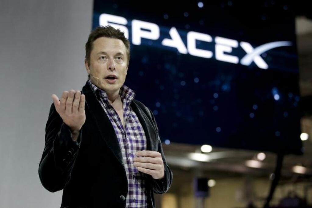 Elon Musk má ďalší projekt, chce šíriť internet satelitmi