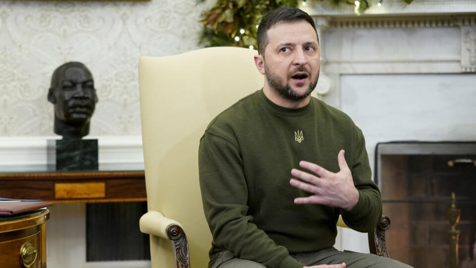JB 44 Washington - Ukrajinský prezident Volodymyr Zelenskyj sa rozpráva s americkým prezidentom Joeom Bidenom (nie je na snímke) počas ich stretnutia v Oválnej pracovni Bieleho domu vo Washingtone 21. decembra 2022. Ide o prvú zahraničnú cestu Zelenského od začiatku ruskej invázie na Ukrajinu. FOTO TASR/AP
Ukrainian President Volodymyr Zelenskyy speaks as he meets with President Joe Biden in the Oval Office of the White House, Wednesday, Dec. 21, 2022, in Washington. (AP Photo/Patrick Semansky)