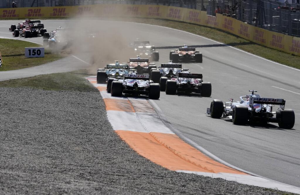 JB 40 Zandvoort - Holandský jazdec F1 na monoposte Red Bull Max Verstappen vedie po štarte pretekov nedeľňajšej Veľkej ceny Holandska formuly 1 na okruhu v Zandvoorte 5. septembra 2021. FOTO TASR/AP
Red Bull driver Max Verstappen of the Netherlands leads at the start of the Formula One Dutch Grand Prix, at the Zandvoort racetrack, Netherlands, Sunday, Sept. 5, 2021. (AP Photo/Peter Dejong)
