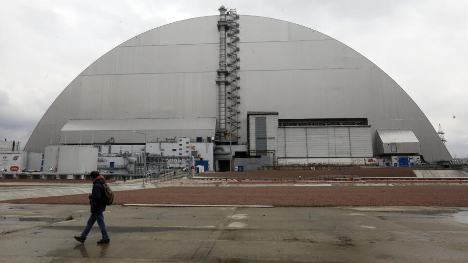 KK61 Černobyľ - Na snímke kryt betónového sarkofágu reaktora jadrovej elektrárne v ukrajinskom meste Černobyľ 15. apríla 2021. Dňa 26. apríla 1986 sa v atómovej elektrárni v Černobyli stala najhoršia havária v histórii mierového využitia jadrovej energie. V priebehu testu nového bezpečnostného systému vtedy došlo k prehriatiu a následnej explózii reaktora a do vzduchu sa uvoľnil rádioaktívny mrak. Ten sa vyskytoval nielen nad územím Ukrajiny, Bieloruska a Ruska, ale aj nad mnohými európskymi kra