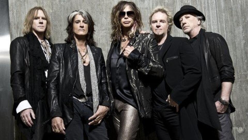 Svetoznámy americký gitarista Joe Perry, člen rockovej skupiny Aerosmith, skolaboval po vystúpení s Billym Joelom v newyorskej Madison Square Gardden. 