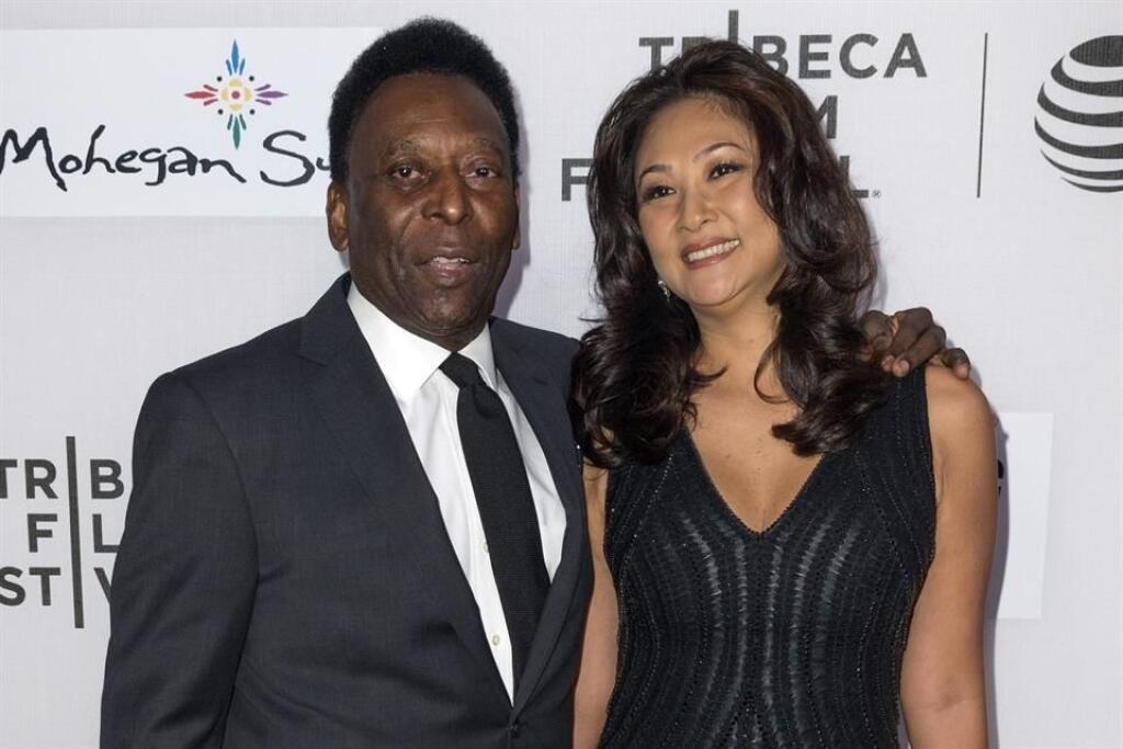 Pelé a Marcia sa zoznámili v roku 1980 na párty v New Yorku a ich vzťah sa začal o tri desaťročia neskôr ako výsledok náhodného stretnutia vo výťahu budovy, kde obaja bývali v luxusnej štvrti Sao Paulo.