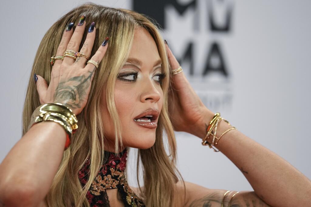 WA 49 Düsseldorf - Britská speváčka Rita Ora prichádza na nedeľňajšie udeľovanie hudobných cien MTV Europe Music Awards (MTV EMA), ktoré sa konali v nemeckom Düsseldorfe v nedeľu 13. novembra 2022. FOTO TASR/AP
Rita Ora poses for photographers upon arrival at the European MTV Awards 2022 in Dusseldorf, Germany, Sunday, Nov. 13, 2022. (AP Photo/Martin Meissner)