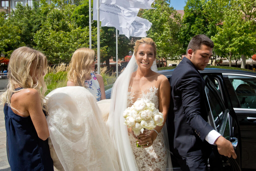Na snimke Dominika Cibulkova odchadza z hotela Carlton pred zaciatkom svadobneho so snubencom Michalom Navarom.