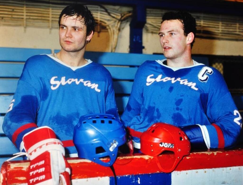 Dárius Rusnák patrí medzi najväčšie legendy Slovana a slovenského hokeja. Na snímke vpravo aj Dušan Pašek.