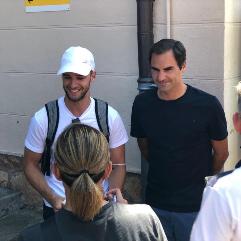 Utajiť Federerovu prítomnosť je prakticky nemožné, a tak na príchode švajčiarskeho tenistu aj jeho manželky do Ticina nechýbalo množstvo fanúšikov, ktorí využili túto možnosť na spoločnú fotku či autogram.