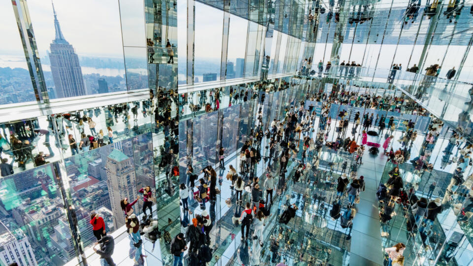 ONE VANDERBILT NEW YORK
Návštevníci vyhliadky so sklenenými podlahami a zrkadlami majú pocit, že sa vznášajú 300 metrov nad zemou. Atrakcia je len pre tých, čo sa neboja výšok.