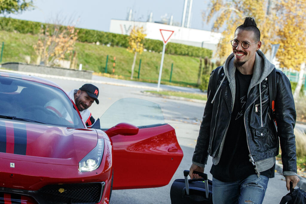 Krásne červené Ferrari parkuje v garáži Hamšíkovej vily.