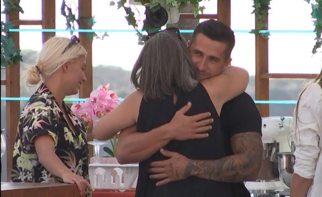 Martin sa objal s Laurinou maminou.