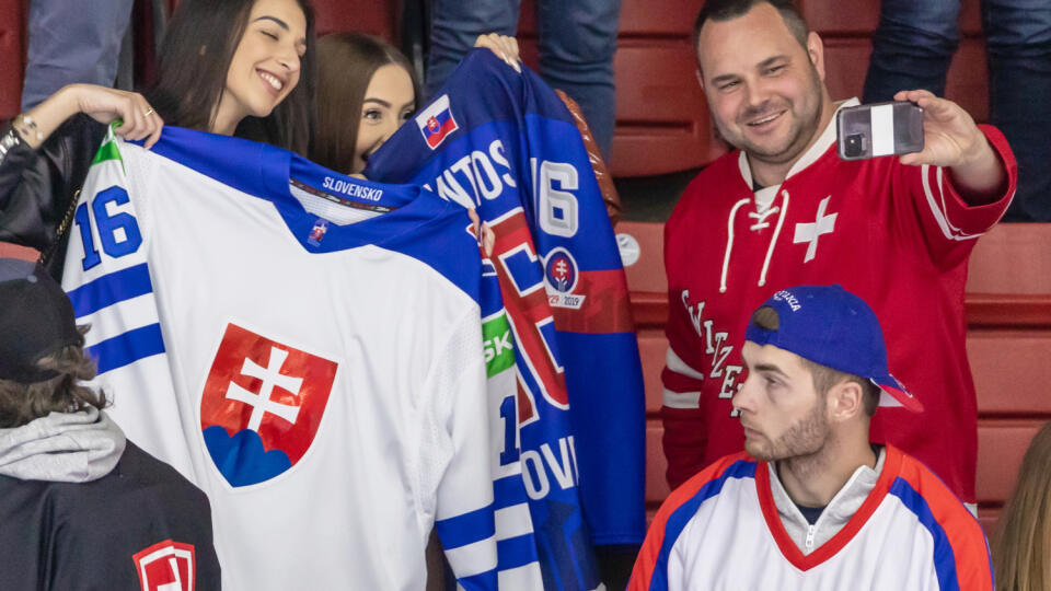 Počas zápasu Slovenska so Švajčiarskom na MS nebolo horúco len na ľade, ale aj na tribúne. Dôvodom bola mimoriadne obdarená Slovenka, ktorá robila spoločnosť priateľke jedného zo slovenských reprezentantov. Pozrite sa, prečo bola obrovským hitom zápasu, v GALÉRII.