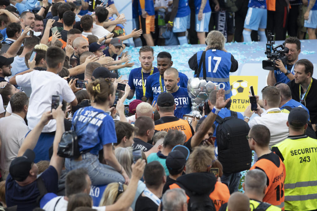 Na snímke futbalisti Slovana Bratislava , ktorý oslavujú zisk 4. titulu Fortuna ligy za sebou.