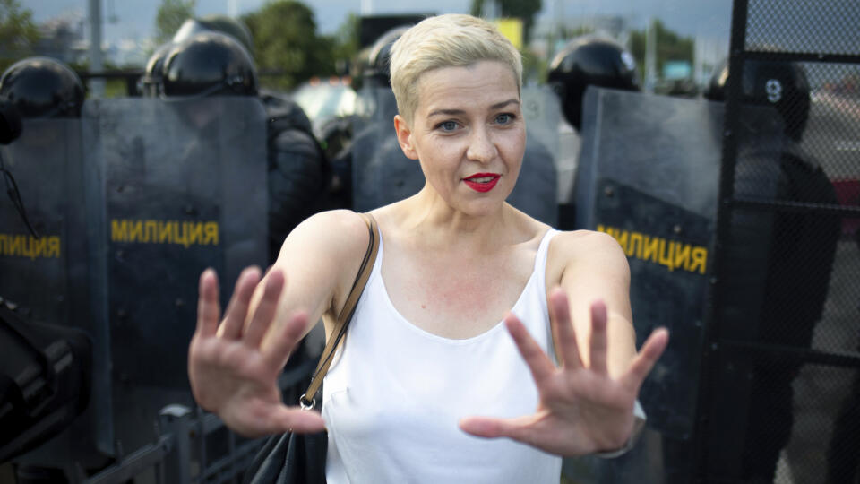 WA 35 archív Minsk - Na archívnej snímke z 30. augusta 2020 popredná predstaviteľka bieloruskej opozície Maryja Kalesnikavová gestikuluje počas zhromaždenia v Minsku. Kalesnikavovú zadržali v pondelok 7. septembra 2020 v centre Minska neznámi muži a odviezli v mikrobuse. Informoval o tom bieloruský spravodajský portál Tut.by, ktorý o zadržaní informovala jedna jeho čitateľka. FOTO TASR/AP
Maria Kolesnikova, one of Belarus' opposition leaders, center, gestures during a rally in Minsk, Belarus,