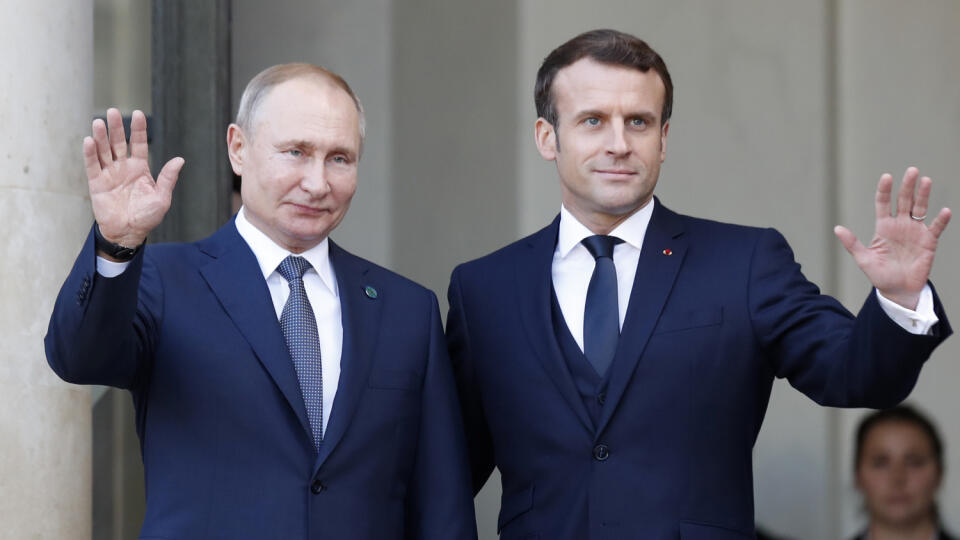 KK7 Paríž - Francúzsky prezident Emmnuel Macron (vpravo) a ruský prezident Vladimir Putin mávajú 9. decembra 2019 v Elyzejskom paláci v Paríži. Situáciou na východe Ukrajiny sa bude v pondelok zaoberať summit lídrov normandskej štvorky (Ukrajina, Rusko, Nemecko, Francúzsko), ktorý hostí francúzsky prezident Emmanuel Macron. FOTO TASR/AP
French President Emmanuel Macron, right, and Russian President Vladimir Putin wave at the Elysee Palace Monday, Dec. 9, 2019 in Paris. A long-awaited summit in P