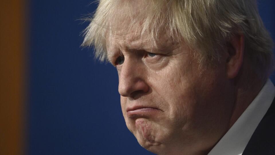 KK28 Londýn - Britský premiér Boris Johnson hovorí o koronavíruse a vakcinačnej kampani 15. novembra 2021 v Londýne. FOTO TASR/AP
Britain's Prime Minister Boris Johnson addresses the media regarding Britain's COVID-19 infection rate and vaccination campaign, in Downing Street, London, Monday Nov. 15, 2021. (Leon Neal/Pool via AP)