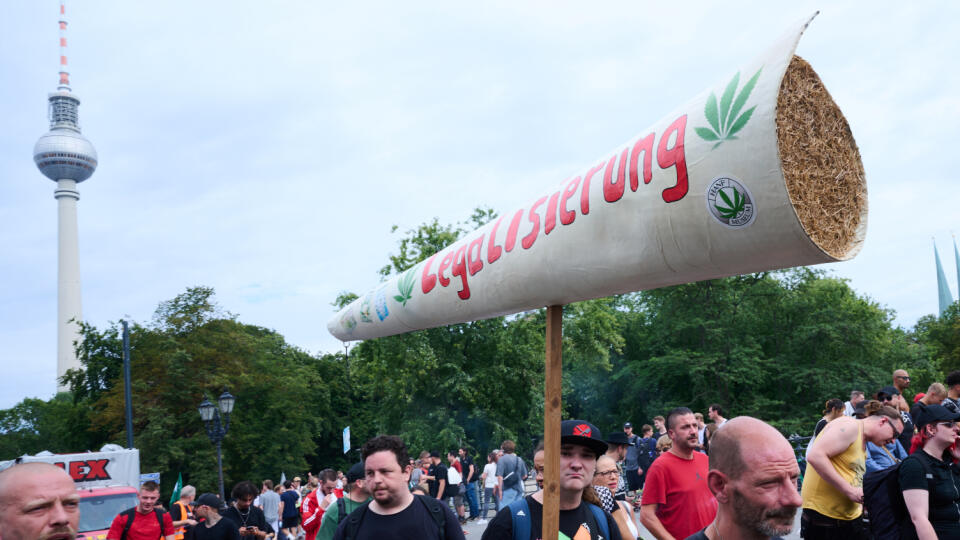 Účastníci demonštrácie za legalizáciu konope a produktov z neho - Hanfparade v Berlíne 12. augusta 2023. Protest sa koná od roku 1997. FOTO TASR/DPA

12.08.2023, Berlin: ·Legalisierung· steht auf einem übergroßen Joint, den ein Demonstrant der Hanfparade hält. Die Teilnehmer der Demonstration kämpfen für die Legalisierung der Droge Cannabis. Die Hanfparade ist laut Angaben der Veranstalter die größte und traditionsreichste Demonstration für Cannabis in Deutschland. Foto: Annette R